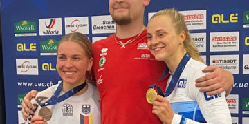 Die Keirin-Medaillengewinnerinnen Lea Sophie Friedrich (re.) und Emma Hinze mit Mechaniker Lu Eckert. Foto: Bund Deutscher Radfahrer