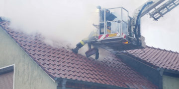 Gebäudebrand in Großkoschen mit zwei Verletzten; Blaulichtreport Lausitz