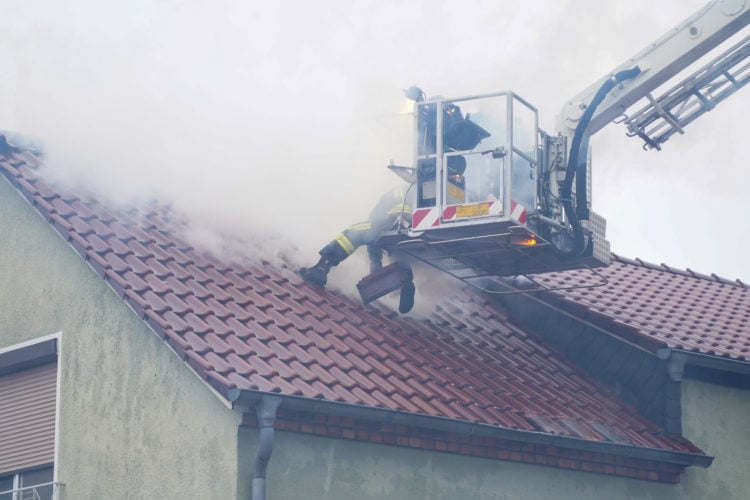 Gebäudebrand in Großkoschen mit zwei Verletzten; Blaulichtreport Lausitz