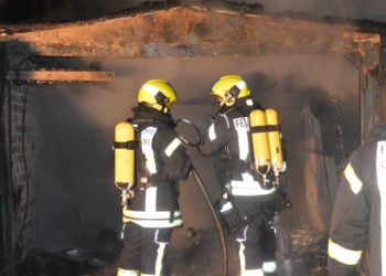 Feuerwehreinsatz in Schwarze Pumpe. Garage komplett ausgebrannt