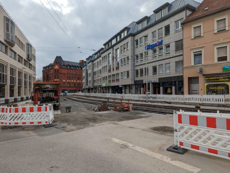 Die Baustelle in der Cottbuser Straße der Jugend pausiert