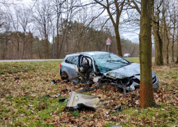 Sperrung nach Autounfall bei Eichow. Insasse ins Krankenhaus gebracht