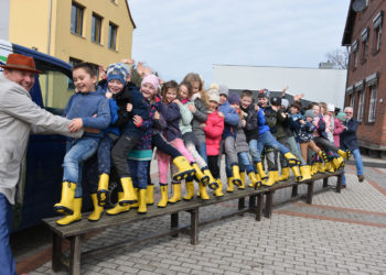 LWG schenkt Schülern knallgelbe Gummistiefel zum Weltwassertag