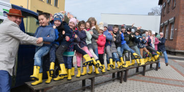 Mit sichtlicher Freude übergaben die beiden LWG-Geschäftsführer Marten Eger (li.) und
Jens Meier-Klodt am 22. März die knallgelben Gummistiefel an die Schüler der
Wassergenerationenklasse 2a der Umweltschule Dissenchen. (Foto: Kliche)