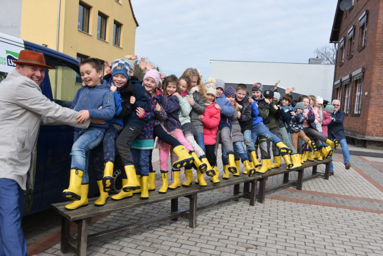 Mit sichtlicher Freude übergaben die beiden LWG-Geschäftsführer Marten Eger (li.) und
Jens Meier-Klodt am 22. März die knallgelben Gummistiefel an die Schüler der
Wassergenerationenklasse 2a der Umweltschule Dissenchen. (Foto: Kliche)