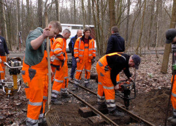 DB-Azubis helfen bei Gleisbauarbeiten der Parkeisenbahn in Lauchhammer