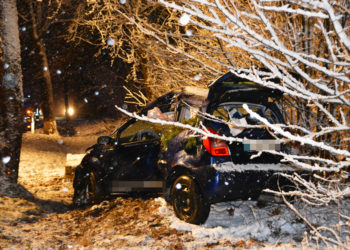 Unfall auf Bundesstraße bei Döbern. Auto gegen Baum geprallt