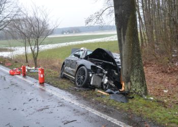 Verkehrsunfall mit Unfallflucht zwischen Döbern und Tschernitz; Foto: Blaulichtreport Lausitz