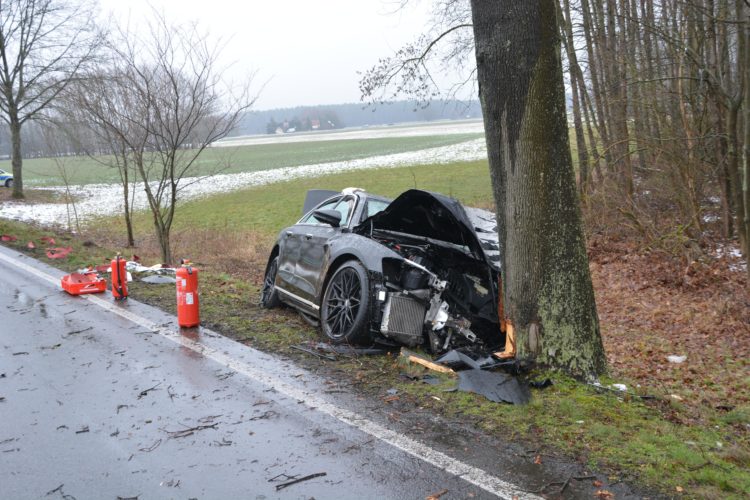 Verkehrsunfall mit Unfallflucht zwischen Döbern und Tschernitz; Foto: Blaulichtreport Lausitz