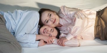 Staatstheater Cottbus
FRAU PAULA TROUSSEAU
Ein Lebensportrait nach dem gleichnamigen Roman von Christoph Hein.
In einer Bühnenfassung von Ulrike Müller
Szenenfoto mit (v.l.n.r.): Lisa Schützenberger und Sigrun Fischer 
Foto: Marlies Kross