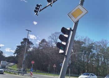 Ampel an Ausfahrt Cottbus-Süd nach Unfall beschädigt. Staus möglich
