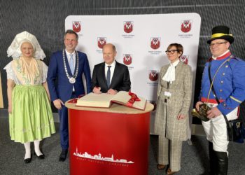 Bundeskanzler Scholz trug sich ins Goldene Buch der Stadt Cottbus ein
