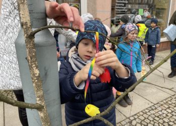 Lennard beim Schmücken der Birken in der Langen Straße. (Bild: Konstanze Schirmer)
