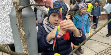 Lennard beim Schmücken der Birken in der Langen Straße. (Bild: Konstanze Schirmer)