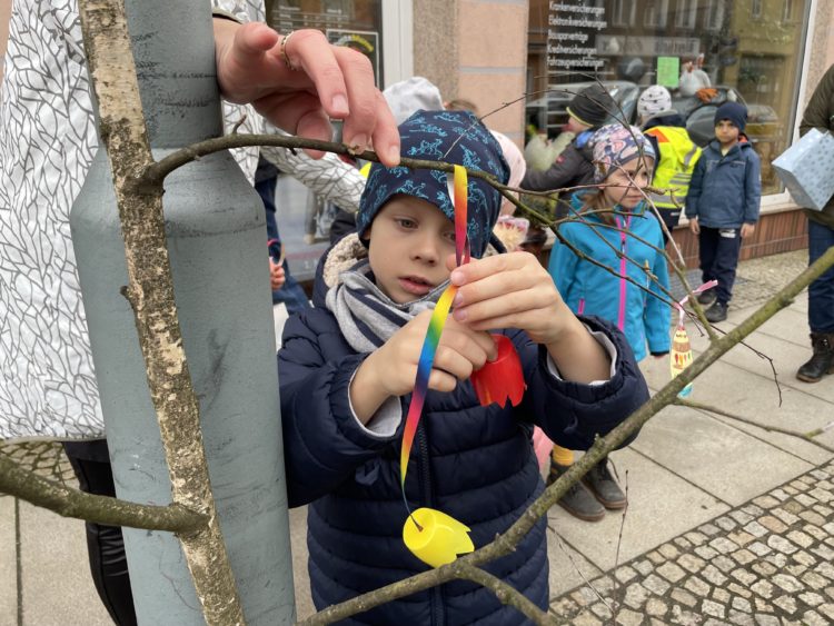Lennard beim Schmücken der Birken in der Langen Straße. (Bild: Konstanze Schirmer)