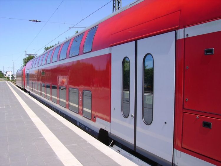 Symbolbild Regionalexpress; Bröckel; www.pixelio.de