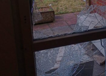 Eingeschmissenes Fenster an der Sportanlage am Priorgraben