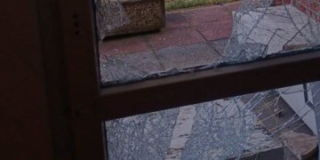 Eingeschmissenes Fenster an der Sportanlage am Priorgraben