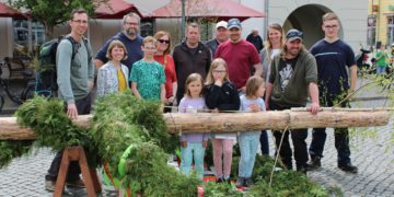 Maibaumstellen im Jahr 2022 (Bild: Stadt Spremberg / Cornelia Hansche)