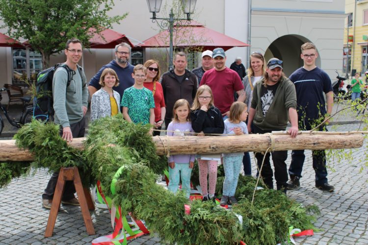 Maibaumstellen im Jahr 2022 (Bild: Stadt Spremberg / Cornelia Hansche)