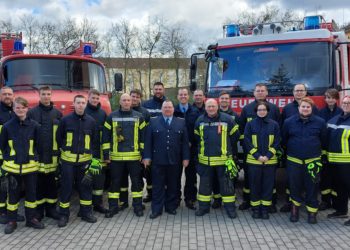 Die neuen Truppfrauen und -männer und ihre Ausbilder nach erfolgreicher Absolvierung des Grundlehrgangs für das Feuerwehrhandwerk  (Feuerwehr Senftenberg)