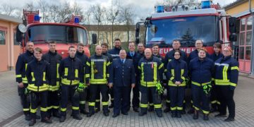 Die neuen Truppfrauen und -männer und ihre Ausbilder nach erfolgreicher Absolvierung des Grundlehrgangs für das Feuerwehrhandwerk  (Feuerwehr Senftenberg)
