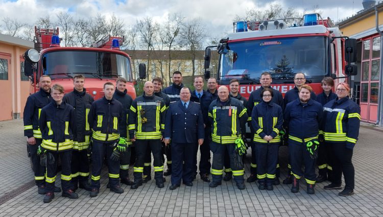 Die neuen Truppfrauen und -männer und ihre Ausbilder nach erfolgreicher Absolvierung des Grundlehrgangs für das Feuerwehrhandwerk  (Feuerwehr Senftenberg)