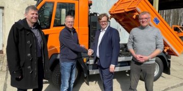 Große Freude beim Bauhof über den Neuzugang: v. li. Carsten Henkel, Geschäftsbereichsleiter Stadtentwicklung und Bau der Stadt Senftenberg, Andreas Schröter, Leiter des Bauhofs Senftenberg, Bürgermeister Andreas Pfeiffer und Dipl.-Ing. Frank-Dorian Scharkoff, Geschäftsführer Spezialfahrzeuge Lausitz GmbH bei der Schlüsselübergabe für das neue Multicar (Foto: Stadt Senftenberg)