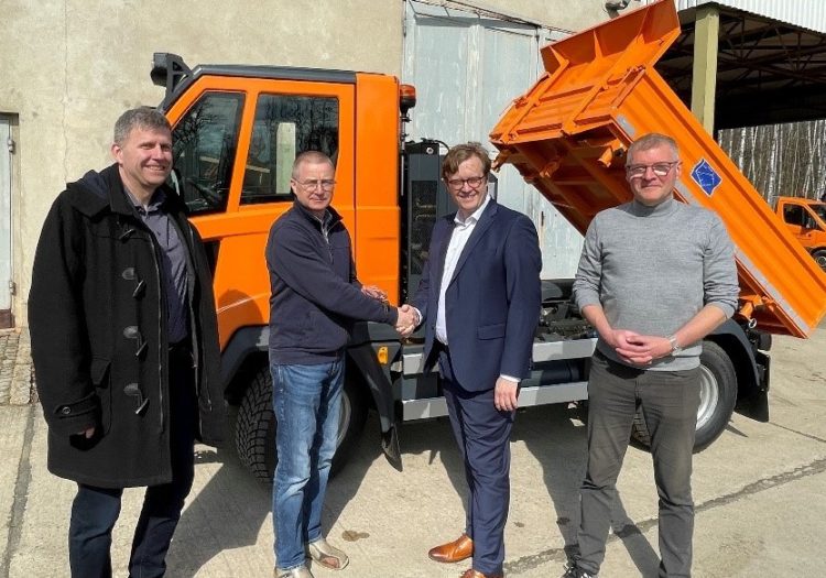 Große Freude beim Bauhof über den Neuzugang: v. li. Carsten Henkel, Geschäftsbereichsleiter Stadtentwicklung und Bau der Stadt Senftenberg, Andreas Schröter, Leiter des Bauhofs Senftenberg, Bürgermeister Andreas Pfeiffer und Dipl.-Ing. Frank-Dorian Scharkoff, Geschäftsführer Spezialfahrzeuge Lausitz GmbH bei der Schlüsselübergabe für das neue Multicar (Foto: Stadt Senftenberg)