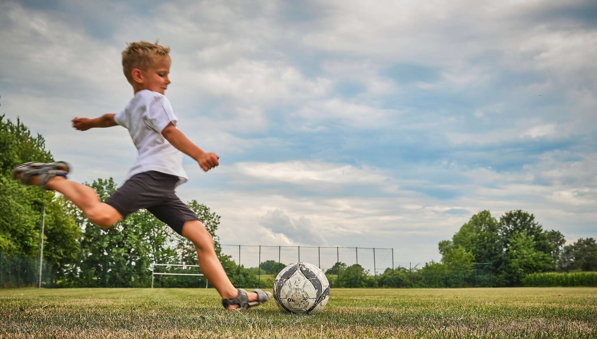Звук бегущего мальчика. Спортивные дети. Мальчик с футбольным мячом. Ребенок с футбольным мячом. Мяч для детей.