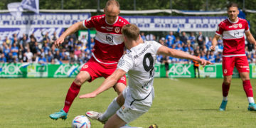 Luckenwalde, Deutschland 21. Mai 2022:
Landespokal Brandenburg - Finale - 2021/2022 - VfB Krieschow vs. FC Energie Cottbus  v. li. im Zweikampf  Tobias Hasse (Energie Cottbus) und Leo Felgenträger / Felgentraeger (VfB Krieschow)