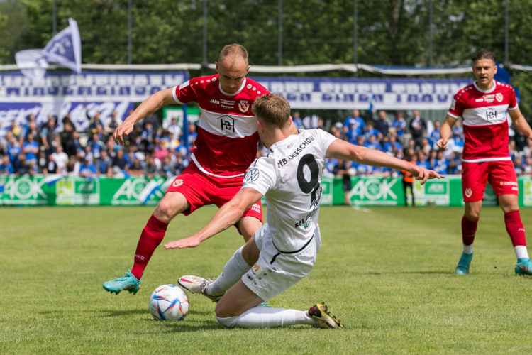 Luckenwalde, Deutschland 21. Mai 2022:
Landespokal Brandenburg - Finale - 2021/2022 - VfB Krieschow vs. FC Energie Cottbus  v. li. im Zweikampf  Tobias Hasse (Energie Cottbus) und Leo Felgenträger / Felgentraeger (VfB Krieschow)