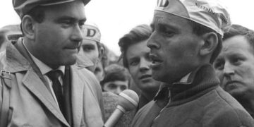 Zentralbild/Liebers 19.5.1967 
Gera: XX. Internationale Friedensfahrt. 
10. Etappe Halle-Gera über 112 km am 18.5.1967. Günter Hoffmann (DDR, rechts) wird nach dem Rennen von Fernsehreporter Heinz Florian Oertel interviewt. Der DDR-Fahrer erspurtete sich im Geraer Stadion der Freundschaft den dritten Platz - die großen Anstrengungen dieser schweren Etappe sind noch auf seinem Gesicht gezeichnet.