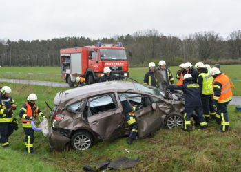 Auto mit Kindern an Bord auf B97 bei Groß Oßnig überschlagen