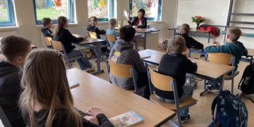Bürgermeisterin Christine Herntier beteiligte sich am Vorlesetag „Ich schenk dir eine Geschichte“ und las aus einem Comicroman vor Schülern der 4. Klasse.
