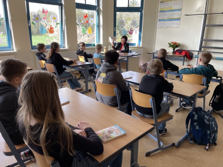 Bürgermeisterin Christine Herntier beteiligte sich am Vorlesetag „Ich schenk dir eine Geschichte“ und las aus einem Comicroman vor Schülern der 4. Klasse.