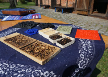 3D-Modeln auf einer Blaudruckdecke im Museum Jänschwalde