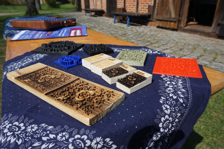 3D-Modeln auf einer Blaudruckdecke im Museum Jänschwalde