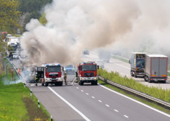 Sperrung & Feuerwehreinsatz auf A15. Transporter bei Roggosen in Brand