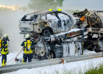 Elektroautos auf LKW in Brand. Knapp achtstündige Vollsperrung der A13