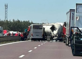 Unfall zwischen LKW und Reisebus auf der A12 bei Storkow, Foto: privat
