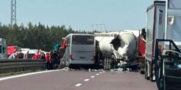 Unfall zwischen LKW und Reisebus auf der A12 bei Storkow, Foto: privat