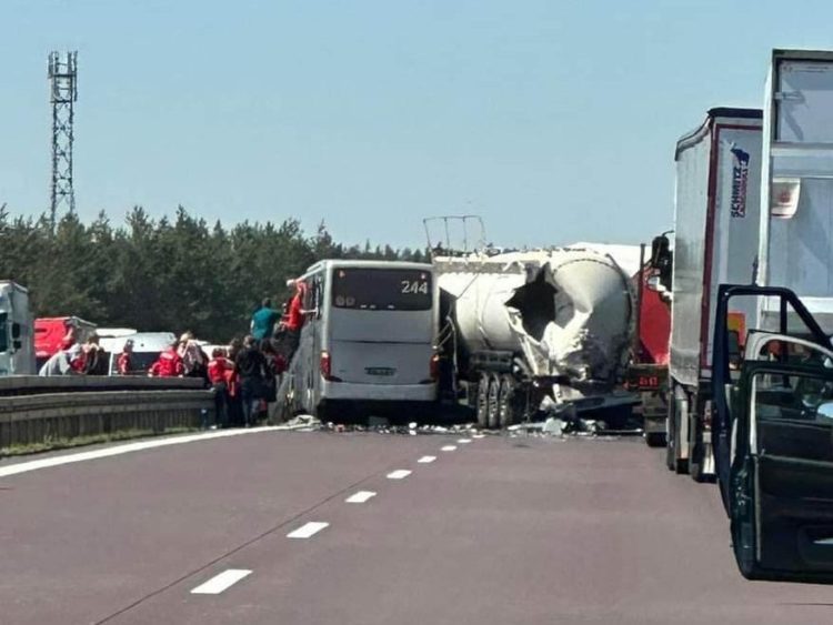 Unfall zwischen LKW und Reisebus auf der A12 bei Storkow, Foto: privat