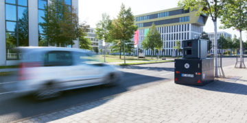 Solch ein mobiles Blitzgerät kommt im Landkreis derzeit zum Einsatz und soll nachhaltig zur Verkehrssicherheit beitragen. (Bild: Dirk Peiper Fotografie)
