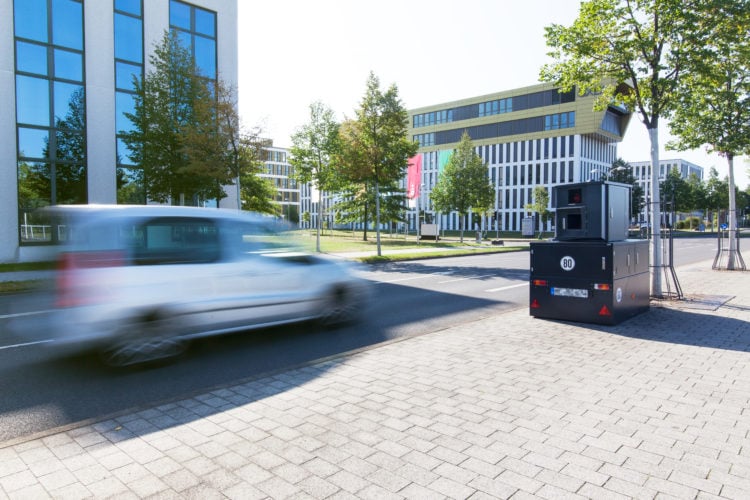 Solch ein mobiles Blitzgerät kommt im Landkreis derzeit zum Einsatz und soll nachhaltig zur Verkehrssicherheit beitragen. (Bild: Dirk Peiper Fotografie)