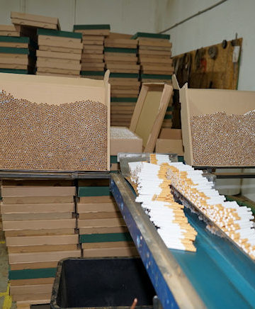 Illegale Zigarettenproduktion in Cottbus; Bild: ZOLL