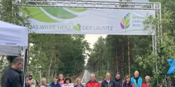 Eröffnung eines Abschnitts am Heideradweg in der Lieberoser Heide mit Banner der Naturwelt