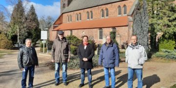 Hannes Walter (Mitte) informierte sich bei Pfarrer Frank Wendel, Bernd Heinke vom Gemeindekirchenrat und Vertretern der Gemeindeleitung über die geplante Sanierung der Stadtkirche St. Marien in Doberlug-Kirchhain (Foto: Büro Hannes Walter)