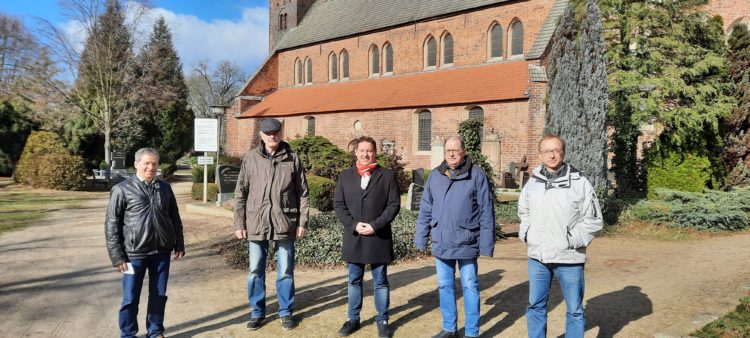 Hannes Walter (Mitte) informierte sich bei Pfarrer Frank Wendel, Bernd Heinke vom Gemeindekirchenrat und Vertretern der Gemeindeleitung über die geplante Sanierung der Stadtkirche St. Marien in Doberlug-Kirchhain (Foto: Büro Hannes Walter)