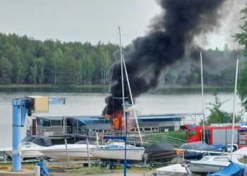 Fahrgastschiff brannte im Hafen: Feuerwehreinsatz am Senftenberger See
